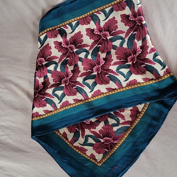 Floral and Patterned Scarves Set Five Pieces. - Picture 4 of 11